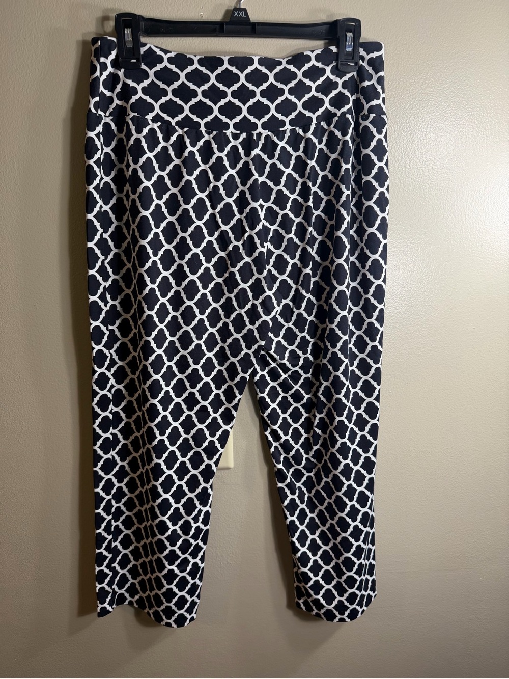 J McLaughlin Black White Quatrefoil Geometric Pull-On Ankle Pants Size Medium - Picture 6 of 9